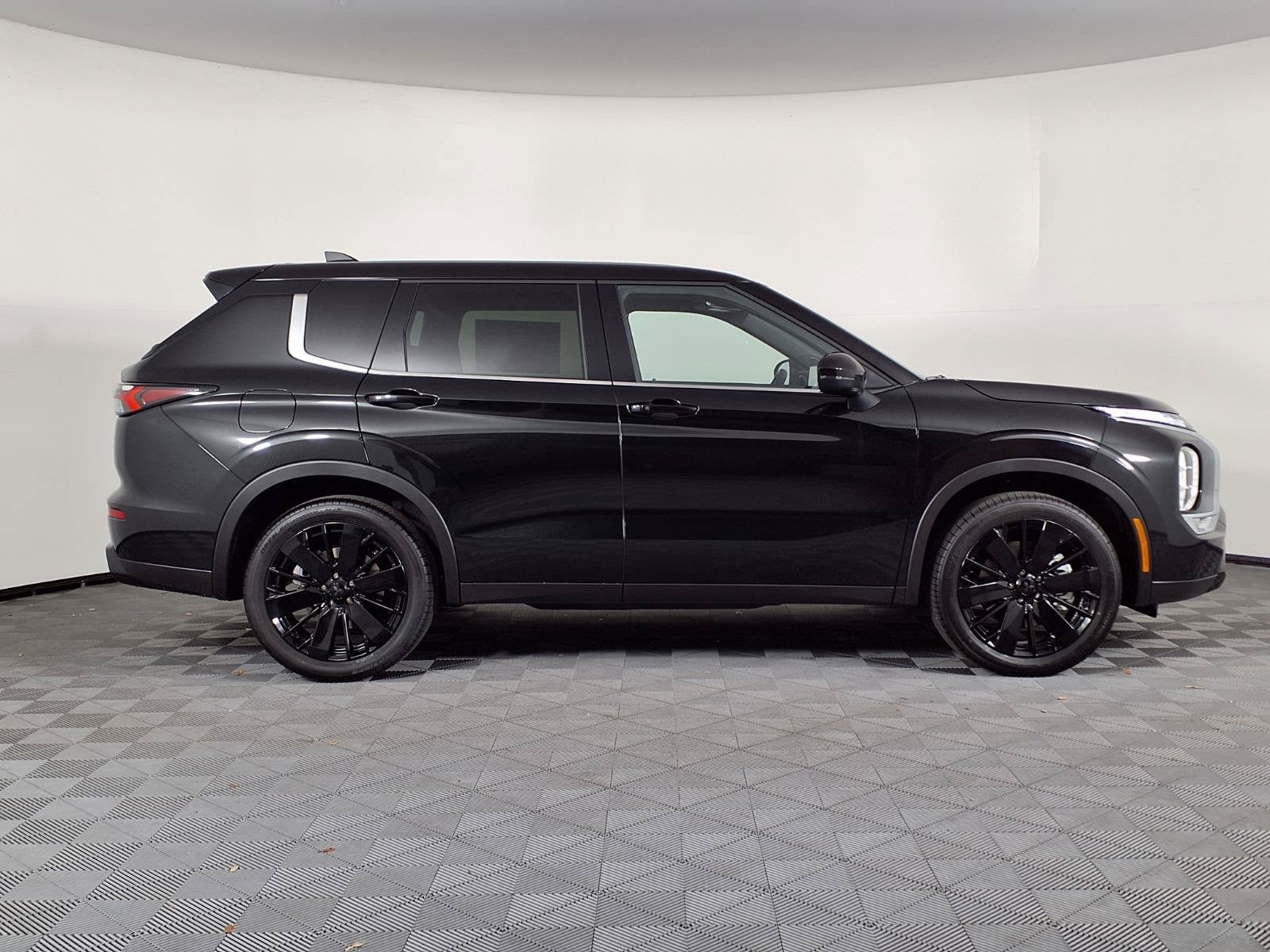 2026 Mitsubishi Outlander LE